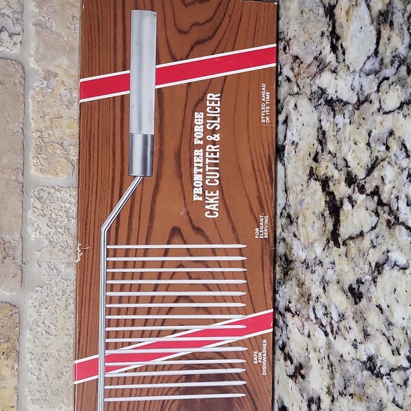 Frontier Forge Cake Cutter & Slicer - Picture 1 of 9
